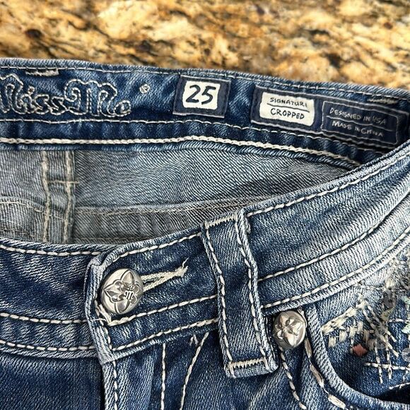 Miss Me Signature Cropped Low Rise Embroidered Jeans Capri Size 25 - Picture 3 of 8